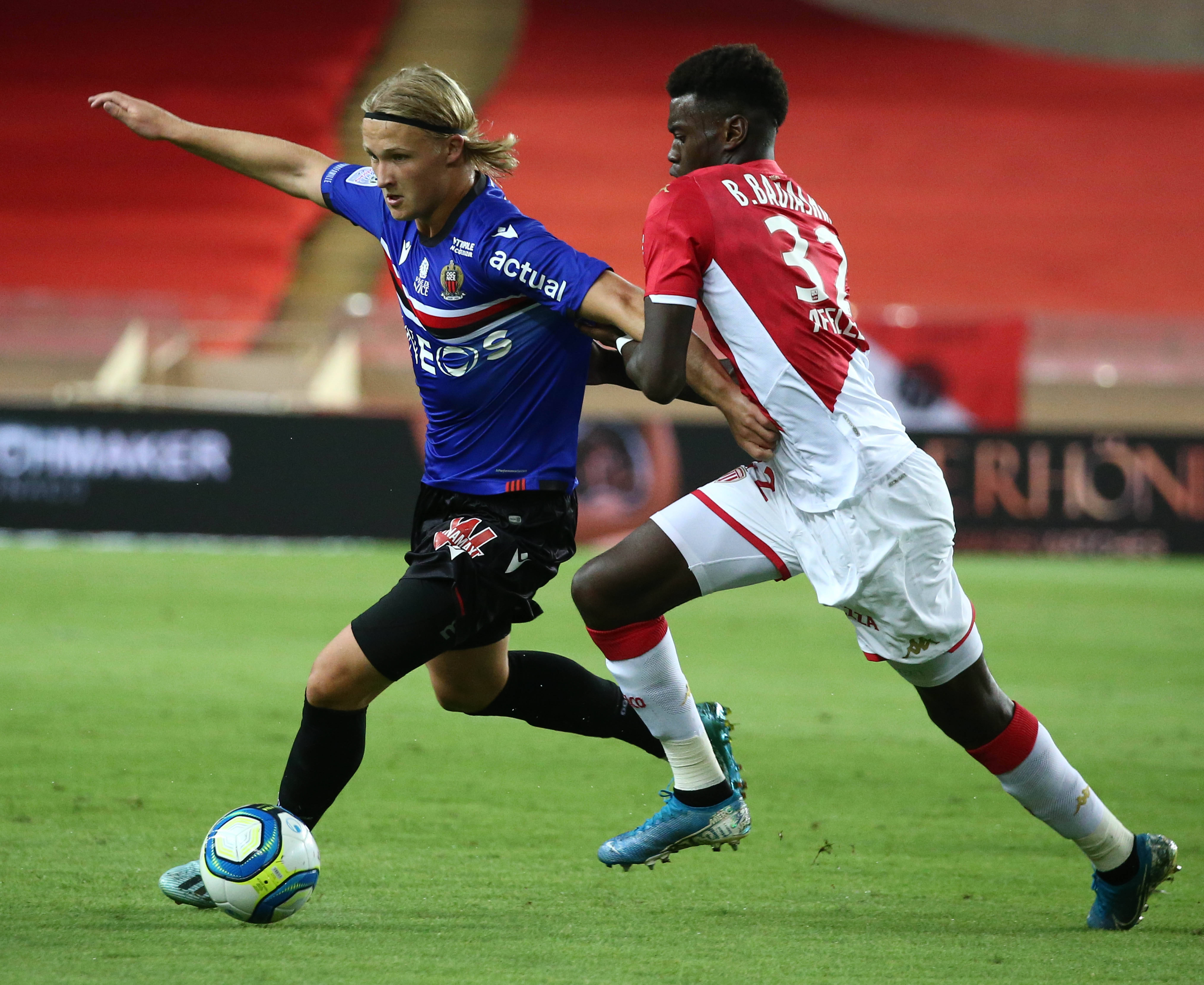 包含摩纳哥球员在赛场上发挥出色的词条