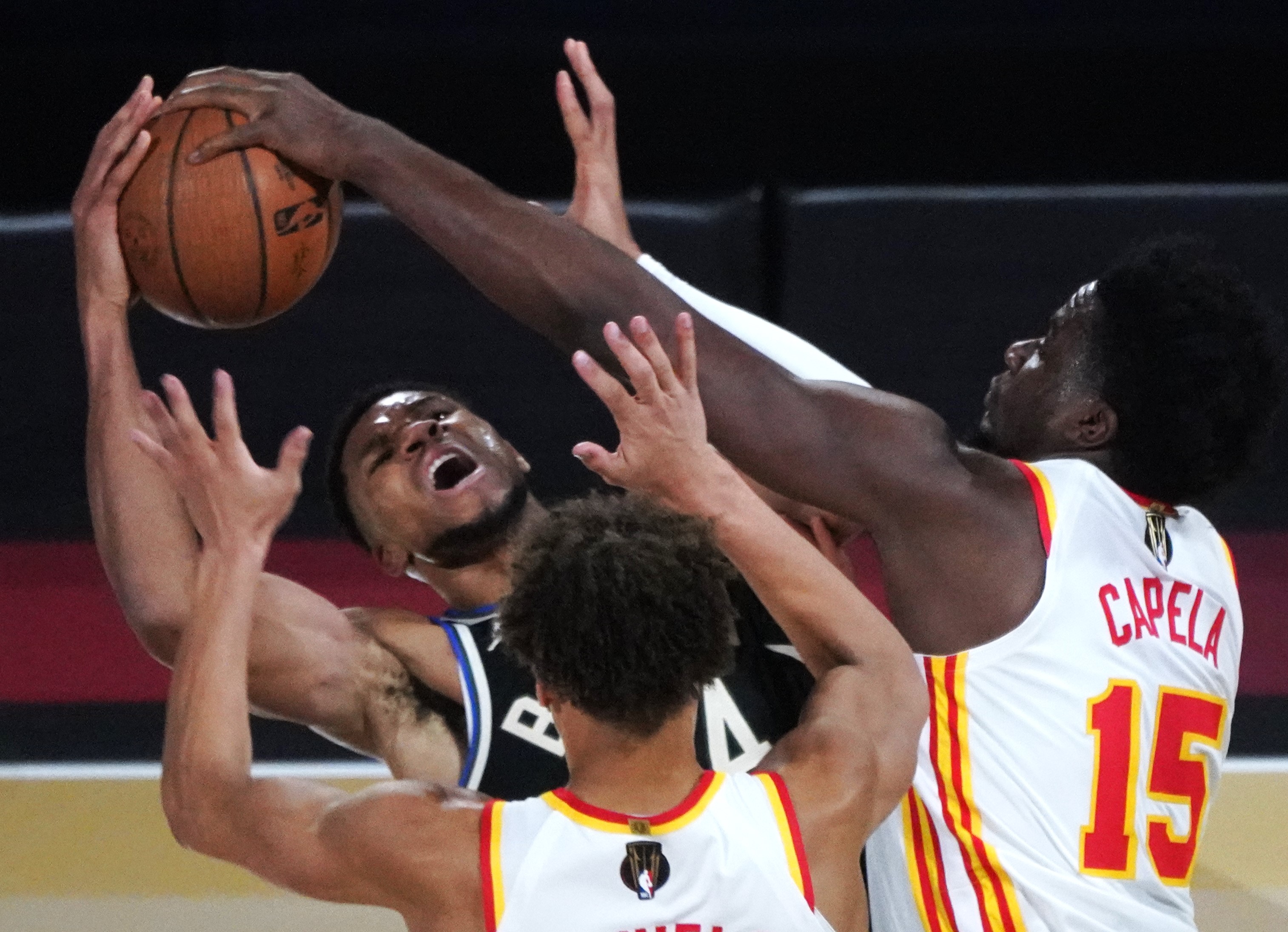 包含猛龙队击败老鹰队，晋级东区半决赛的词条