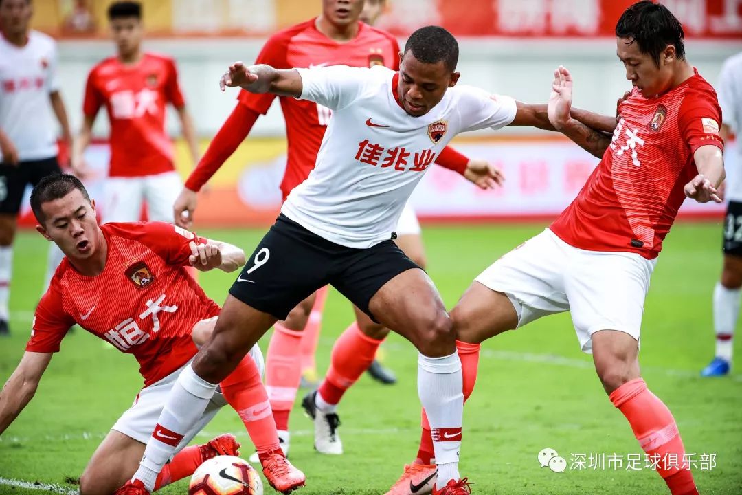 关于广州恒大客场大胜深圳佳兆业，领先积分榜的信息