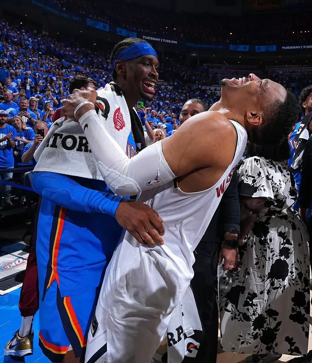 包含掘金完胜步行者，保罗带队取胜的词条