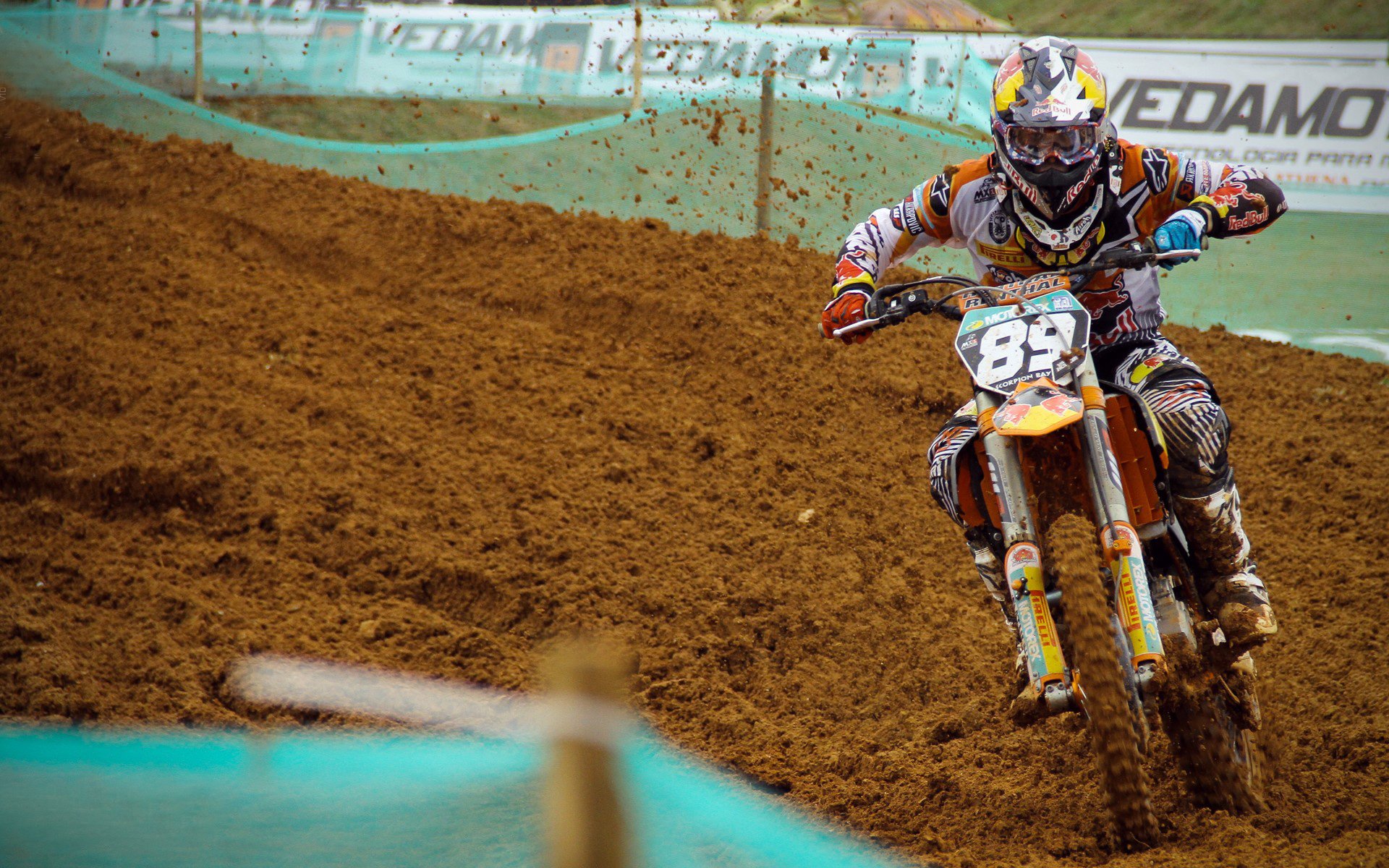 梅赛德斯横扫阿斯顿马丁，佩雷兹惊艳四座，一场策略与勇气的双重胜利